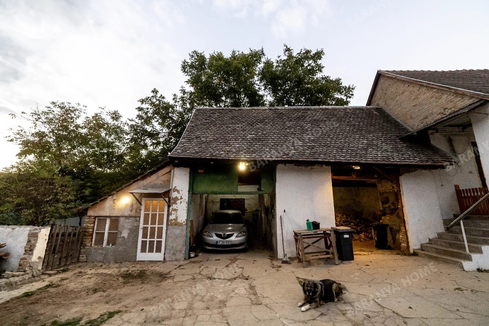 Bauernhaus im schwäbischen Stil mit Veranda im Dorfzentrum von Dunaszekcső zu verkaufen – mit großem Grundstück und Nebengebäuden! Bauernhaus im schwäbischen Stil mit Veranda im Dorfzentrum von Dunaszekcső zu verkaufen – mit großem Grundstück und Nebengebäuden!