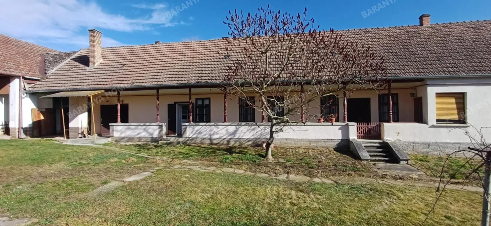 Geräumiges Bauernhaus und Bauernhofgrundstück im Zentrum von Bikal zu verkaufen – 6060 m² großes Grundstück, Scheune, Scheune, mit vielen Möglichkeite Geräumiges Bauernhaus und Bauernhofgrundstück im Zentrum von Bikal zu verkaufen – 6060 m² großes Grundstück, Scheune, Scheune, mit vielen Möglichkeite