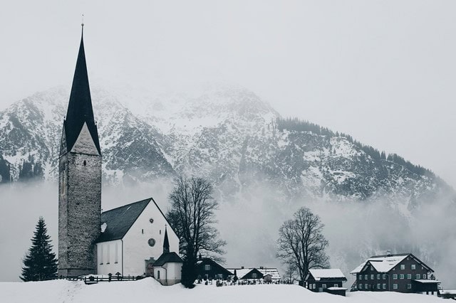 Winterliches Alpendorf im Schnee